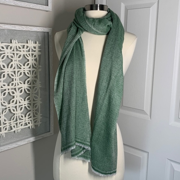 Dream N Art Accessories - Dream N Art Collection green and white cashmere scarf made in Nepal
